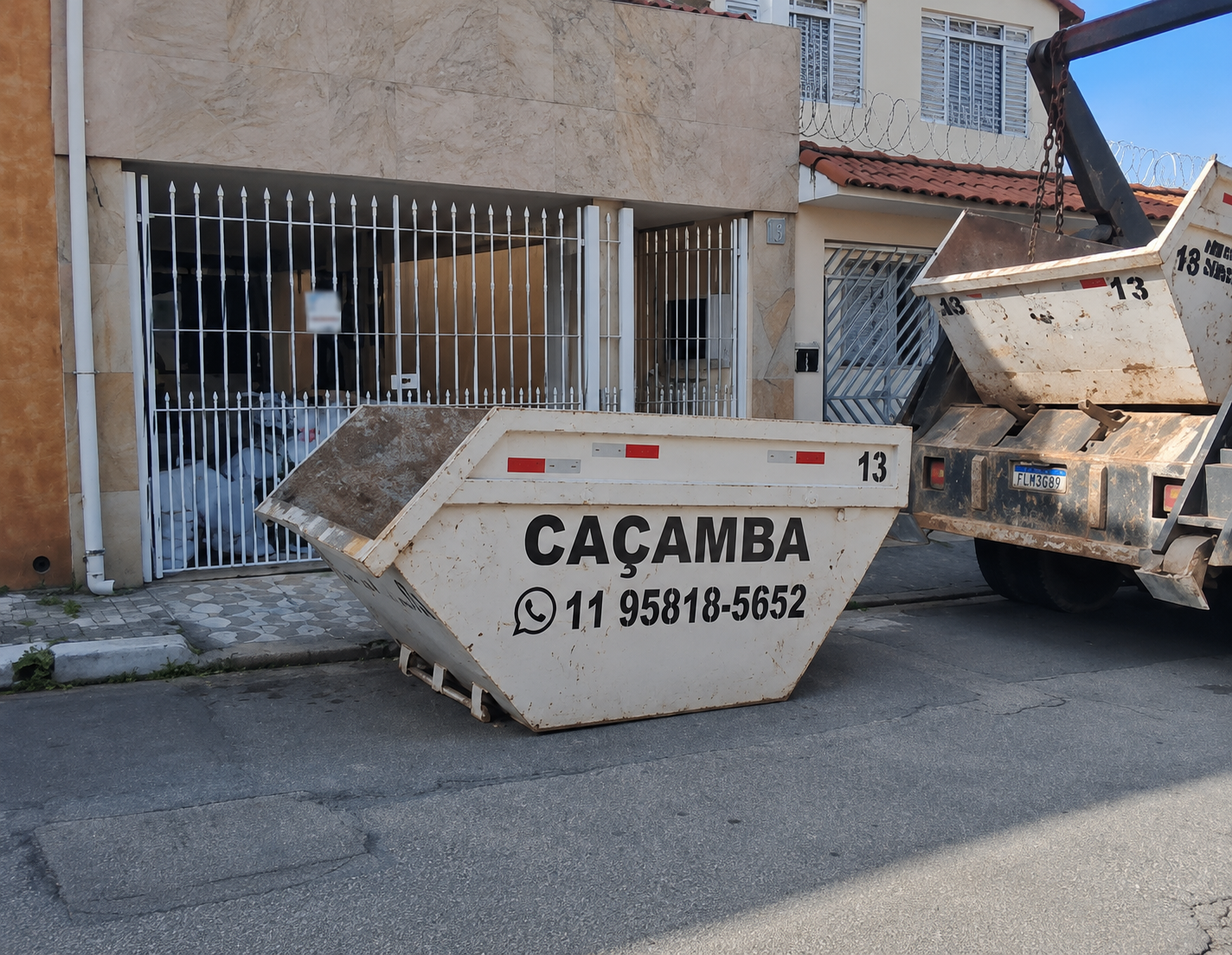 Caçamba branca entregue em residência